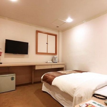 Red Cabin Inn Taipei Bagian luar foto
