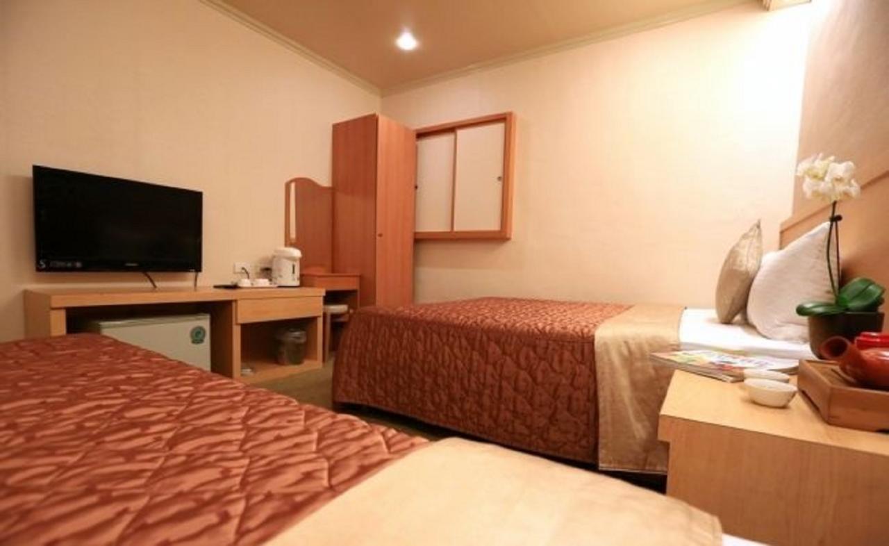 Red Cabin Inn Taipei Bagian luar foto