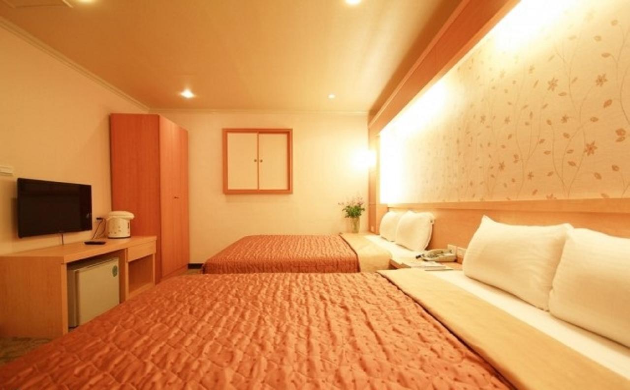 Red Cabin Inn Taipei Bagian luar foto