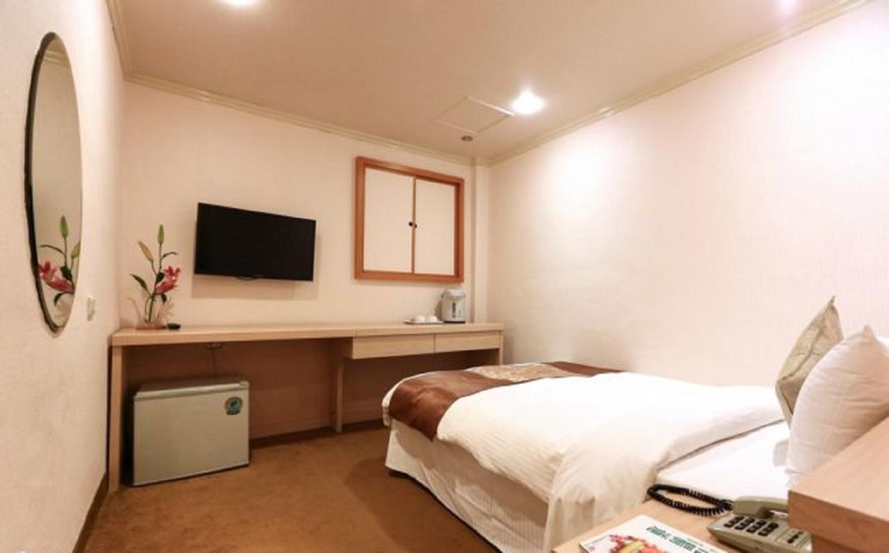 Red Cabin Inn Taipei Bagian luar foto