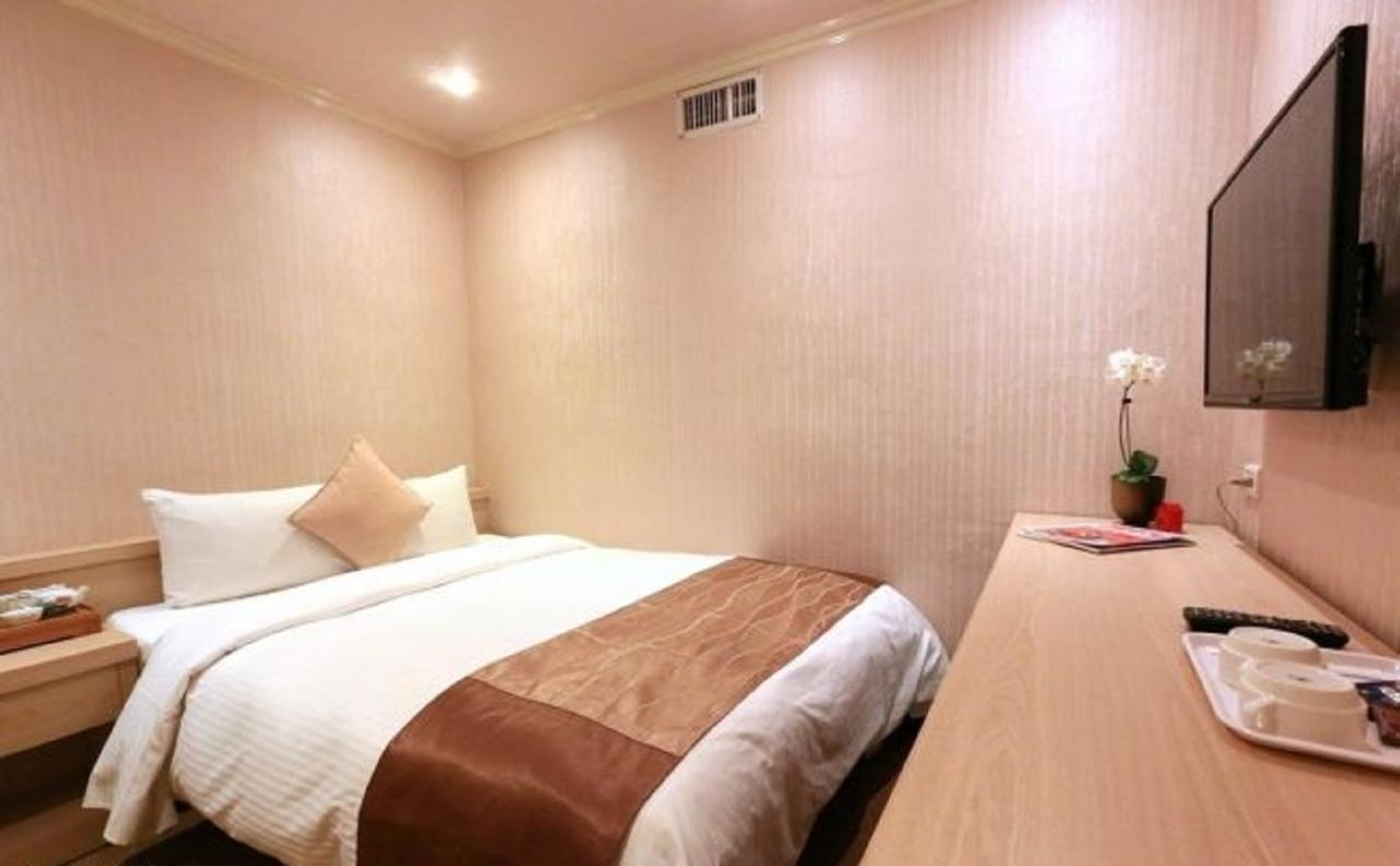 Red Cabin Inn Taipei Bagian luar foto